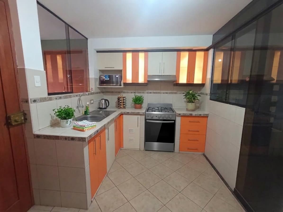 Cocina amoblada con microondas y refrigeradora